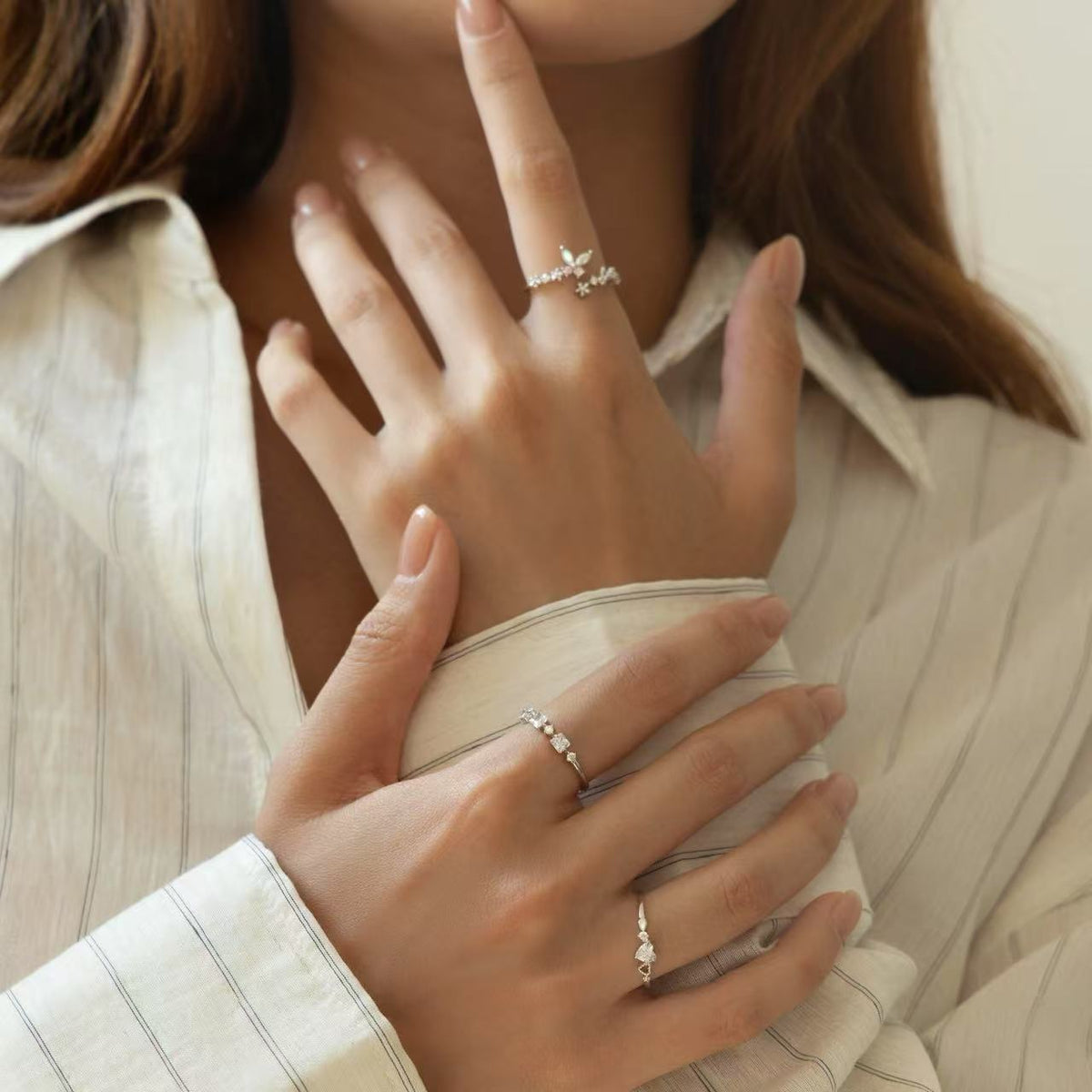 Metamorphosis — anillo ajustable de mariposa con cristal rosa