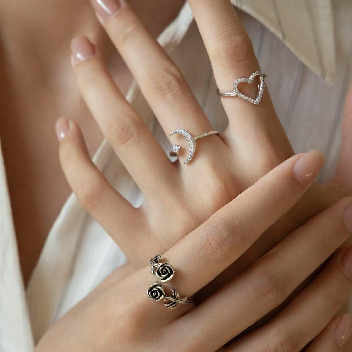 Devoción sin límites: anillo de corazón abierto con circonitas, latón bañado en oro y rodio