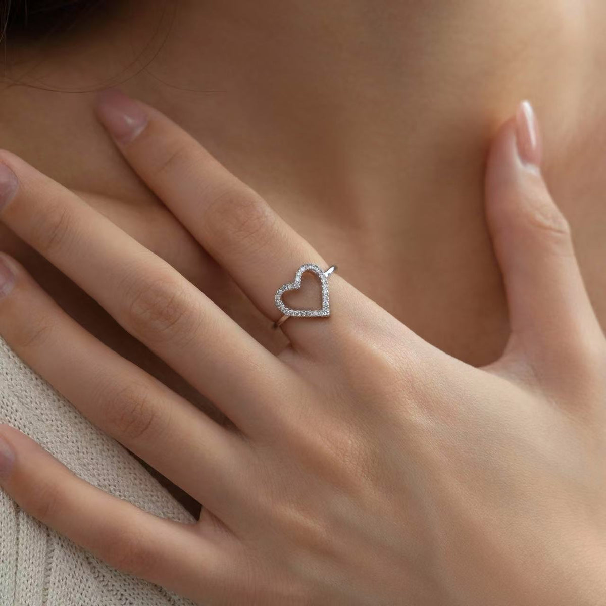 Devoción sin límites: anillo de corazón abierto con circonitas, latón bañado en oro y rodio