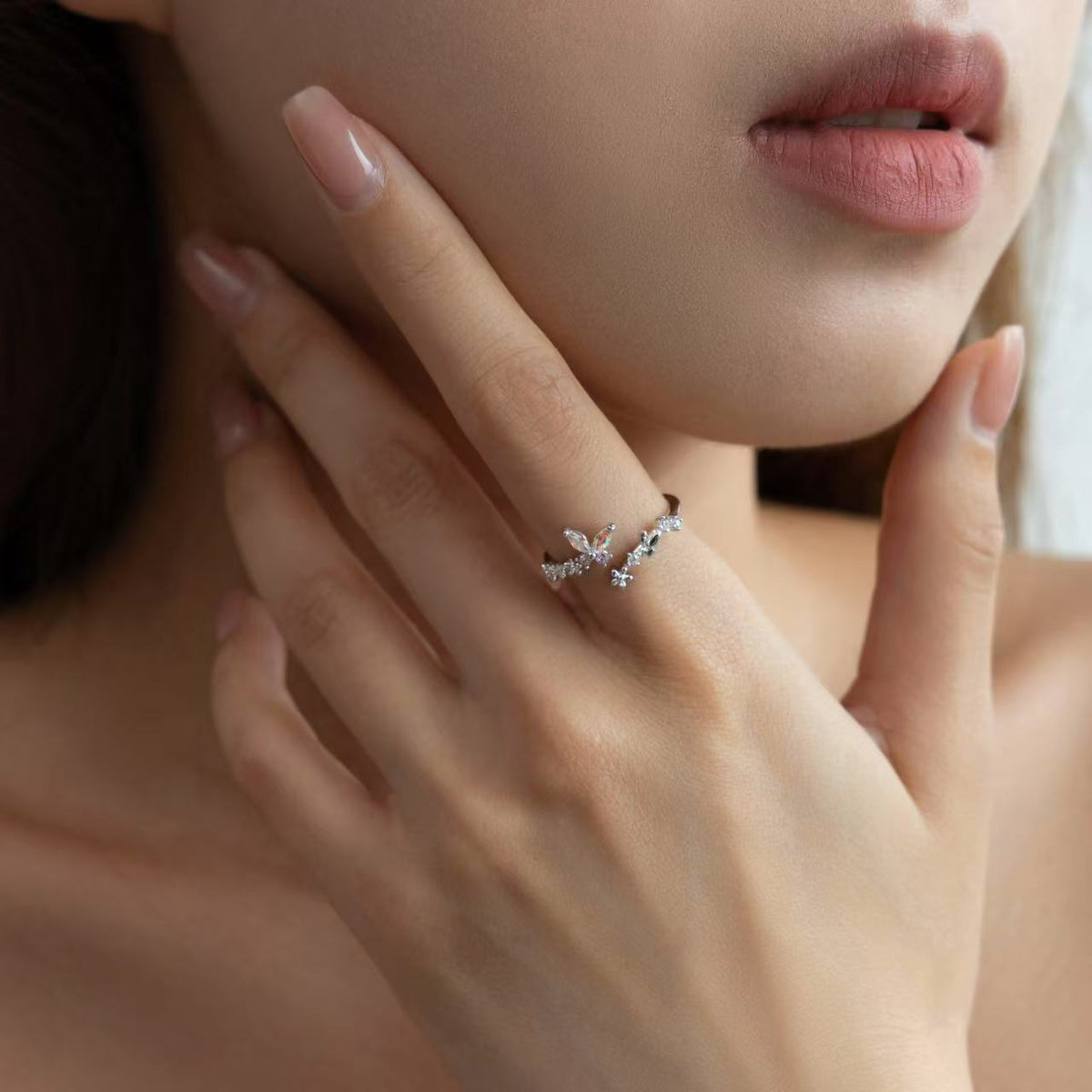 Metamorphosis — anillo ajustable de mariposa con cristal rosa