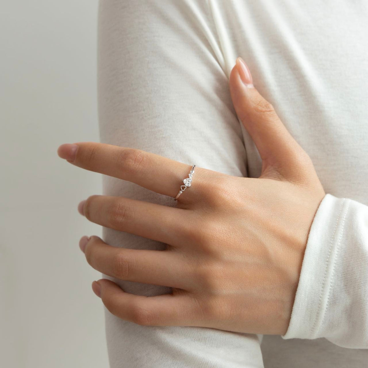 Devoción Eterna: anillo de corazón con circonita cúbica, latón chapado en oro y rodio