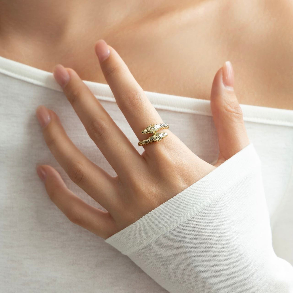 Serpent's Oath — anillo de doble serpiente, latón chapado en oro y rodio