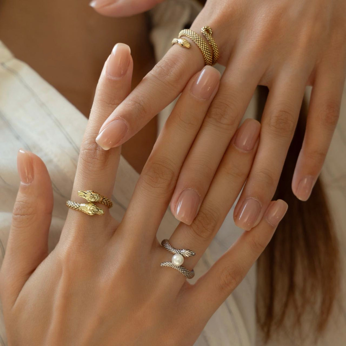 Serpent's Oath — anillo de doble serpiente, latón chapado en oro y rodio