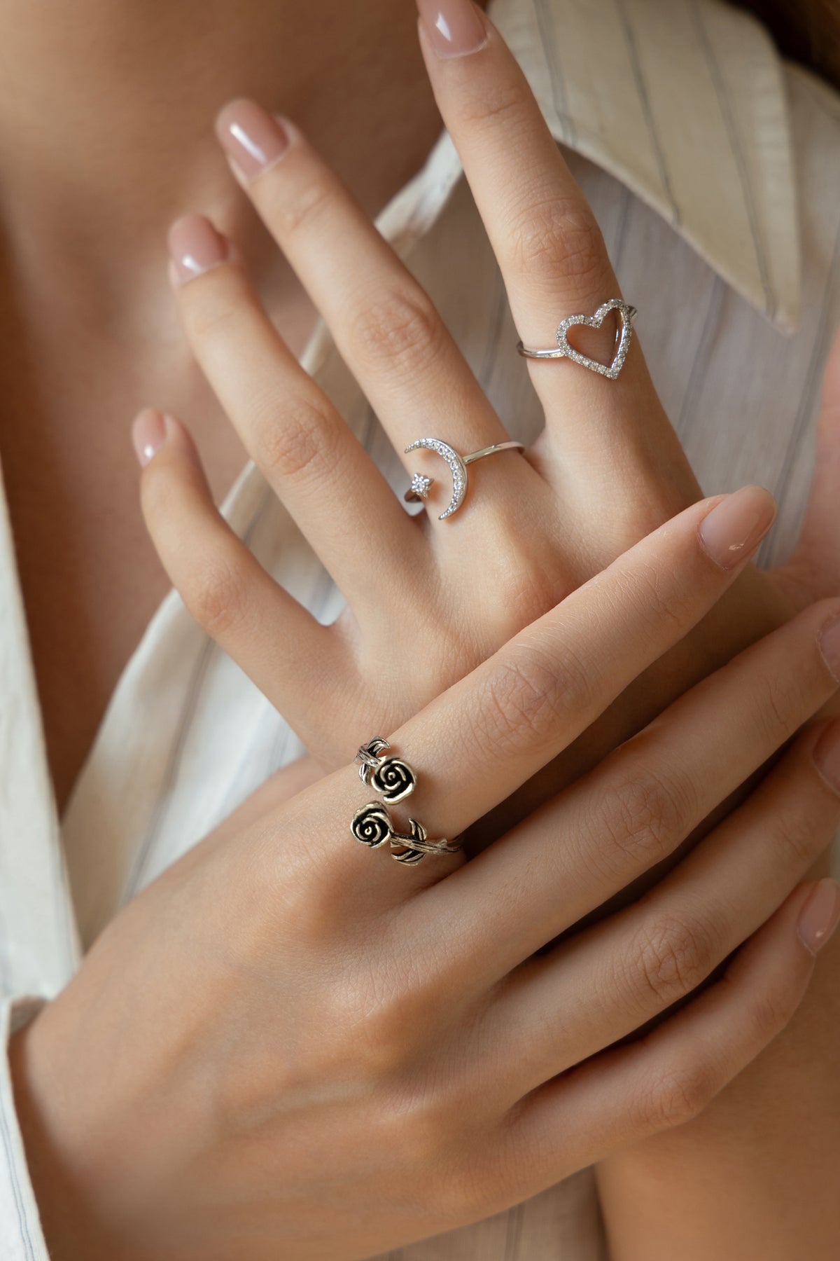 Starlit Vow — anillo de luna y estrella, latón bañado en rodio