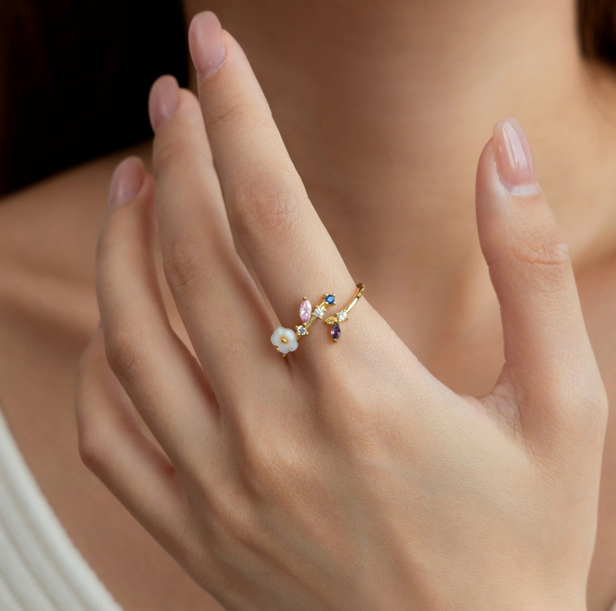 Everbloom: anillo floral de cristal con nácar, latón bañado en oro de 18K y rodio