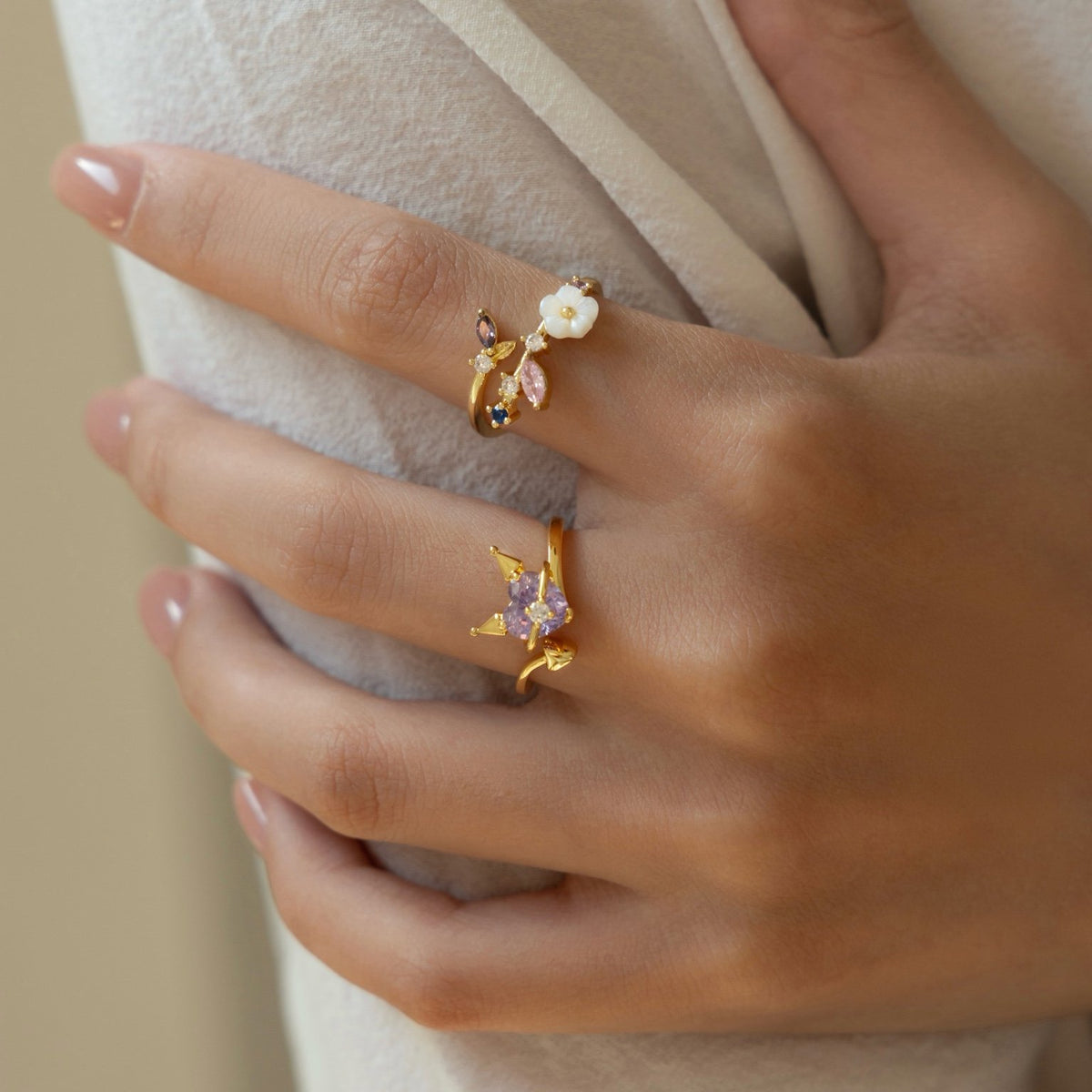 Everbloom: anillo floral de cristal con nácar, latón bañado en oro de 18K y rodio